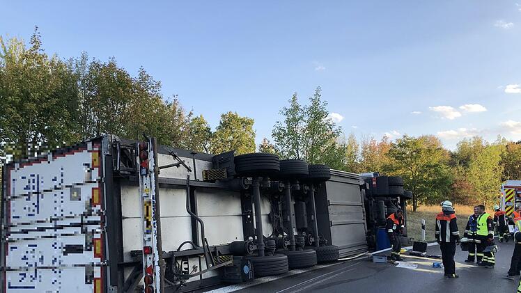 Zwei Menschen wurden bei dem Unfall verletzt. Foto: NEWS5 / Merzbach