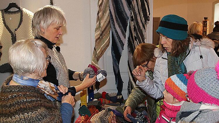 Alles aus Wolle, egal ob warme Socken, Handschuhe oder Schals und Mützen  ging gut beim Kunsthandwerkermarkt. Foto: Dieter Britz