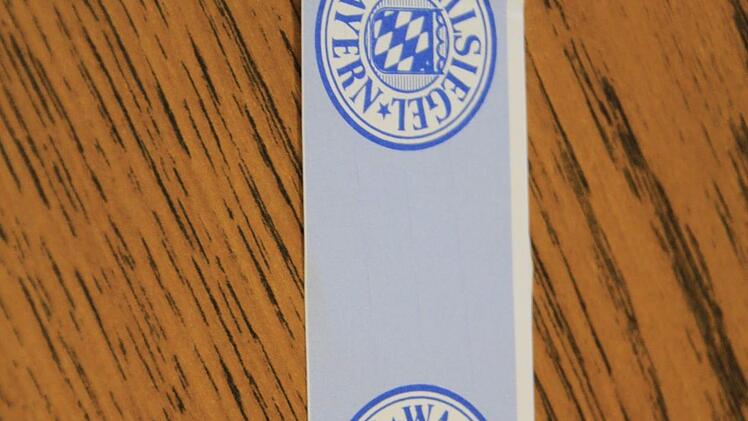 Mit diesen Papiersiegeln werden die Wahlurnen verschlossen.