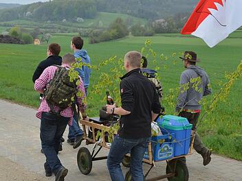 Ein seit Jahren ein gewohntes Bild: Junge Männer ziehen am Vatertag mit dem Bollerwagen über Land, der reichlich mit Alkoholika beladen ist. Manche dieser Wagen sind sogar mit Kühlschrank, Eiswürfelbecken und Stereoanlage samt Lautsprechern bestückt.Archivfoto: Ronald Rinklef