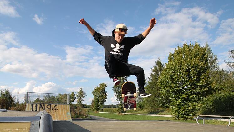Sprünge, Tricks und Spaß: Für die Forchheimer Skateboarder, Scooter- und BMX-Fahrer seien die Rampen und Geländer in der Kaiser-Heinrich-Straße die einzige Möglichkeit, sich auszutoben. Foto: Ronald Heck