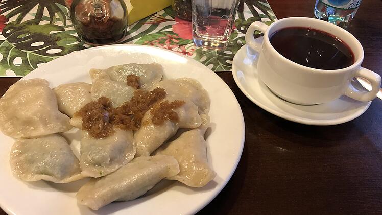 Traditionelle Pierogi mit Rote Beete Suppe