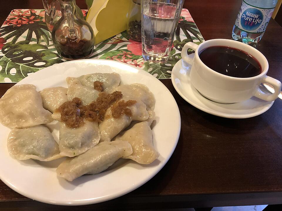 Traditionelle Pierogi mit Rote Beete Suppe
