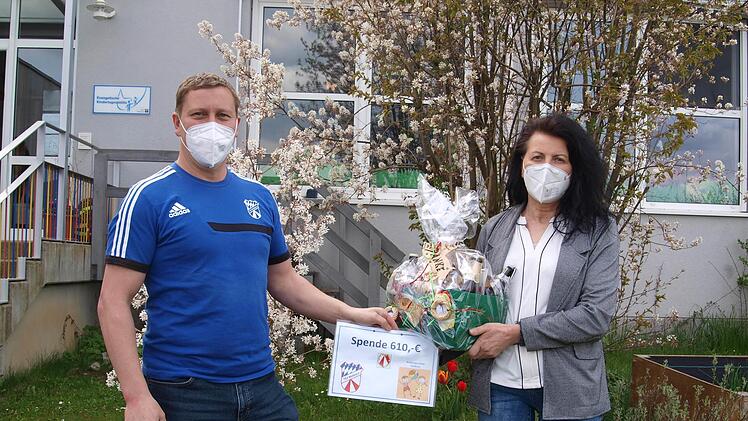 Thomas Schweizer (links), Vorsitzender des TSV Maßbach, und Aurelia Wagner vom Kindergarten bei der Spendenübergabe Foto: Paul Freese