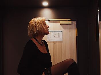 Christiane ist 62 Jahre alt, arbeitet als Ärtzin und führt seit mehreren Jahren eine offene Ehe. Dazu gehören für sie auch Besuche im Swingerclub.