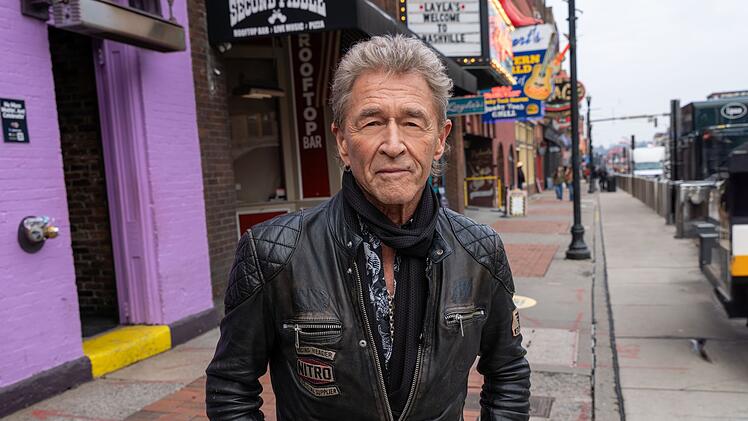 Peter Maffay hat es nach Nashville geschafft - und lebt in Folge vier der zweiten "Song Trip"-Staffel f&ouml;rmlich auf. Dazu zeigt der deutsche Altstar im Film seine Familie. In der Metropole der Country-Music spielt er mit seinem Sohn und lokalen Musikern.