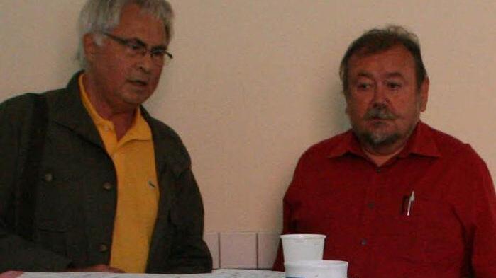 Kassier Karl Heinz Pfeiler und Bürgermeister Erich Hegwein im Gespräch. Foto: Archiv/lsa