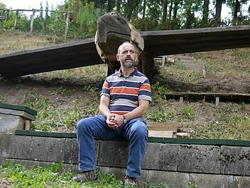 Eckhart Kollmer vor dem Adler, den er gemeinsam mit einigen Bekannten im Hof des Schottensteiner Kirchengeländed errichtet hat. Foto: Berthold Köhler