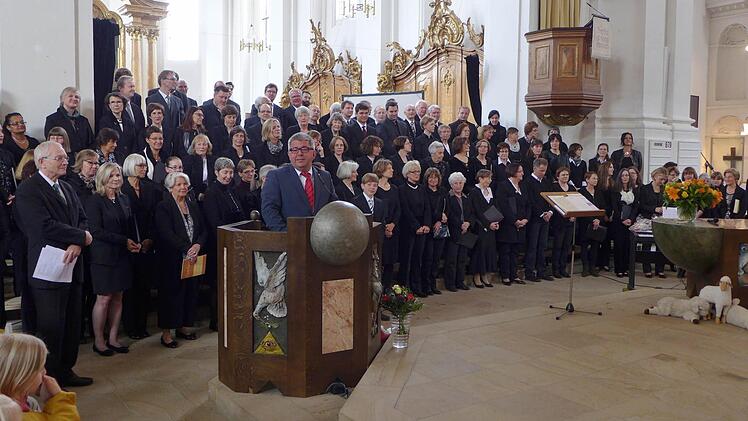 Dritter Bürgermeister Wolfgang Metzner gratuliert im Namen des Oberbürgermeisters und gesamten Stadtrats.