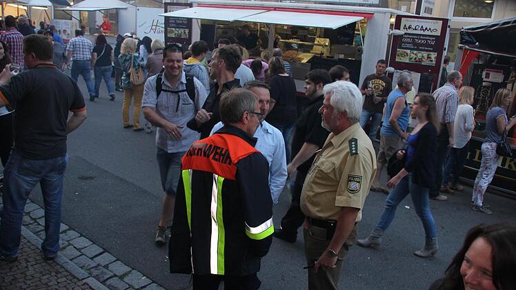 Besprechung inmitten des Festtrubels.