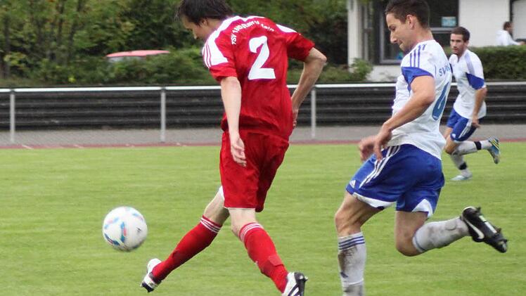 Alexander Pohlein vom TSV Staffelstein (links) kann sich von Kevin Trommer vom SV Ketschendorf durchsetzen und kommt in ausichtsreicher Position zu Schuss, doch der Ball geht knapp am echten Torpfosten vorbei. Foto: Hartmut Klamm