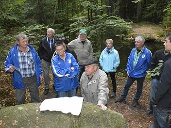 An diesem Sandstein ist eine Tafel mit einem Gedicht angebracht, das von Friedrich Rückert stammen soll.  Foto: Gerhard Schmidt