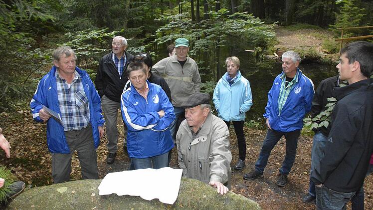 An diesem Sandstein ist eine Tafel mit einem Gedicht angebracht, das von Friedrich Rückert stammen soll.  Foto: Gerhard Schmidt