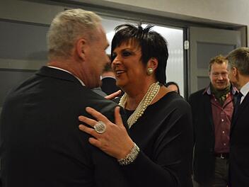 Herzlich empfängt Sonnebergs Bürgermeisterin Sibylle Abel Neustadts Oberbürgermeister Frank Rebhan. Foto: Rainer Lutz