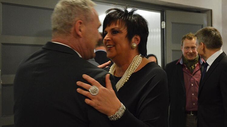 Herzlich empfängt Sonnebergs Bürgermeisterin Sibylle Abel Neustadts Oberbürgermeister Frank Rebhan. Foto: Rainer Lutz