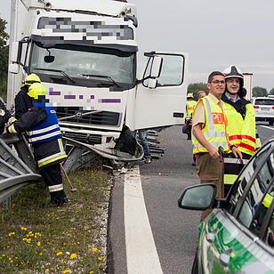 Lkw kracht nach Reifenplatzer auf A73 in Leitplanke