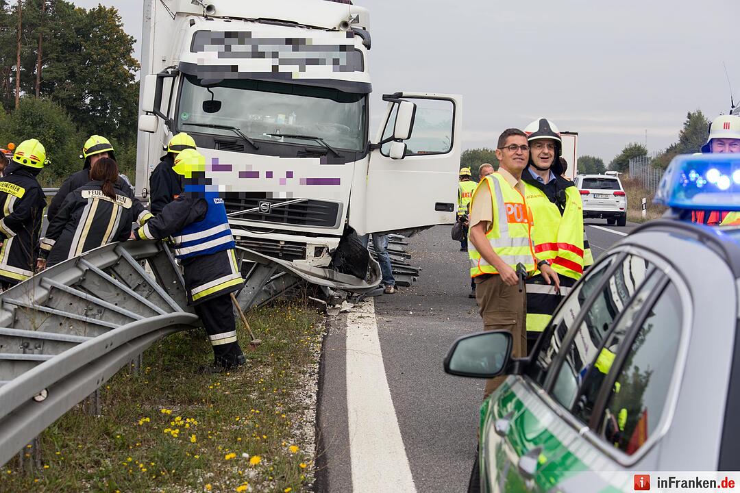 Lkw kracht nach Reifenplatzer auf A73 in Leitplanke