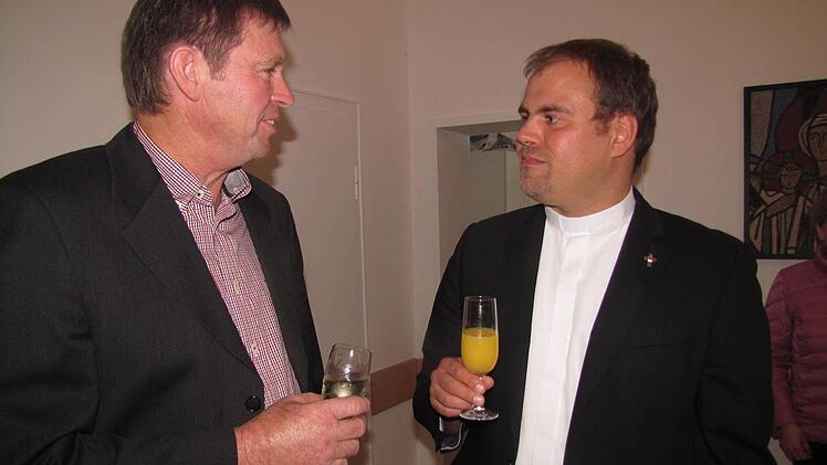 Günter Becker vom Bürger- und Heimatverein Creidlitz begrüßt am Erntedanksonntag Kaplan Johannes Saffer, den neuen Seelsorger der Katholischen Filialkirchengemeinde St. Elisabeth in Creidlitz. Foto: Martin Koch