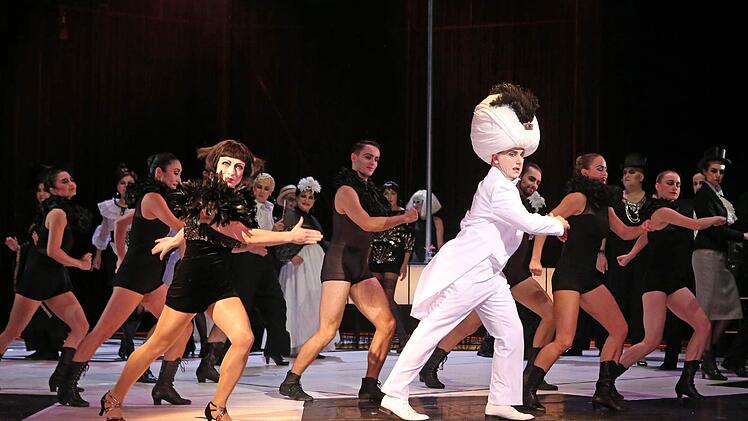 Szene aus "Ball im Savoy" am Landestheater CoburgFoto: Henning Rosenbusch