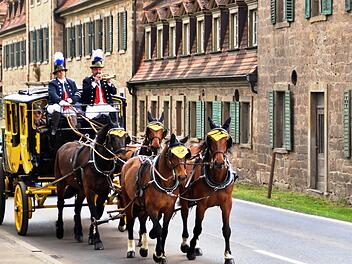 Jetzt fährt sie wieder: Die Postkutsche auf ihrem Weg von Bad Kissingen nach Bad Bocklet. Fotos: Werner Vogel