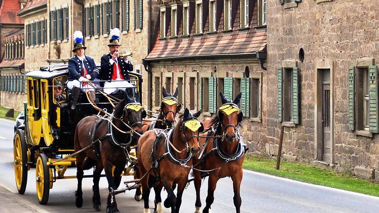 Jetzt fährt sie wieder: Die Postkutsche auf ihrem Weg von Bad Kissingen nach Bad Bocklet. Fotos: Werner Vogel