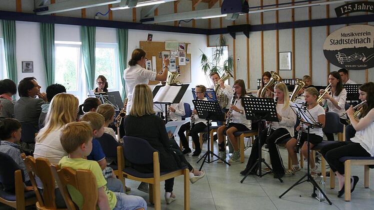 Das Nachwuchs-Ensemble des Musikvereins Stadtsteinach unter Daniela Ott gab, verstärkt durch einige Musiker aus dem Hauptorchester, ein erstes kleines Konzert im Musikheim in Unterzaubach.
