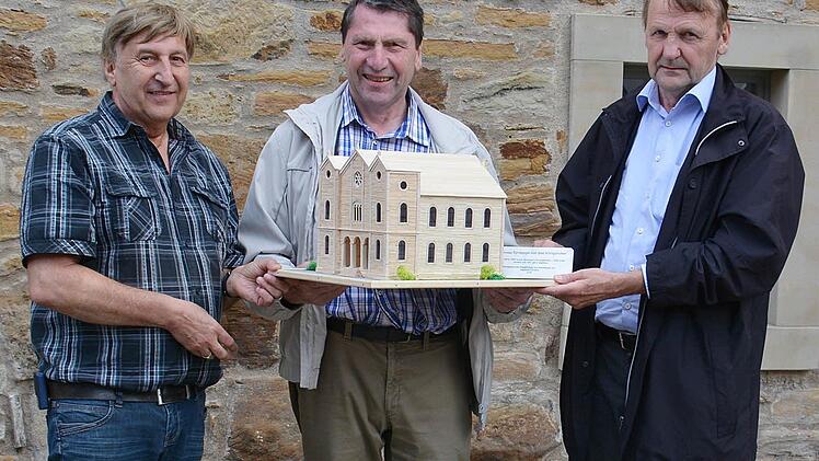 Siegfried Schwinn mit dem Modell der Synagoge, das er im Maßstab 1: 100 erstellt hat Links Hanns Friedrich, der Vorsitzende des Heimatvereins Bad Königshofen und rechts dessen Stellvertreter Reinhold Albert. Foto: privat