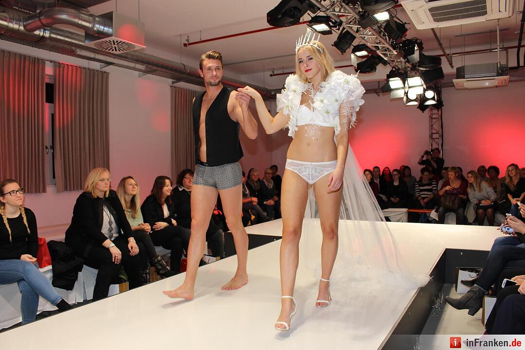 Dessous-Show beim Bekleidungshaus Murk in Wachenroth