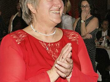 Es läuft... Rita Krebs - gewandet natürlich in Caritas-Rot - strahlt. Ihren 30. Caritas-Ball hat sie organisiert. Die Besucher genossen uneingeschränktes Tanzvergnügen in Trossenfurt. Fotos: Sabine Weinbeer
