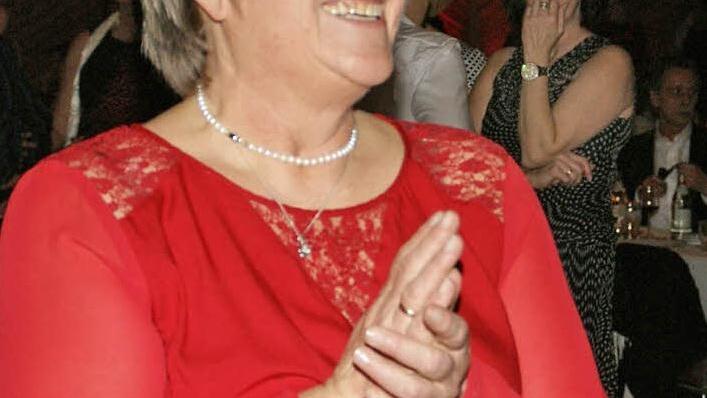 Es läuft... Rita Krebs - gewandet natürlich in Caritas-Rot - strahlt. Ihren 30. Caritas-Ball hat sie organisiert. Die Besucher genossen uneingeschränktes Tanzvergnügen in Trossenfurt. Fotos: Sabine Weinbeer