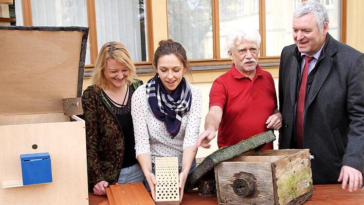 B&uuml;rgermeister J&uuml;rgen Hennemann, Klaus Mandery, Biologin Marion M&uuml;ller und Ann-Katrin R&ouml;ger (von rechts) zeigen alte und moderne Nistk&auml;sten f&uuml;r Hummeln.  Fotos: G&uuml;nther Geiling