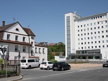 Aus der ehemaligen Hühnlein-Villa (links im Bild) soll eine seniorengerechte Wohnanlage werden. Rechts auf dem Foto ist das renovierte Baur-Hochhaus zu sehen.Stephan Stöckell