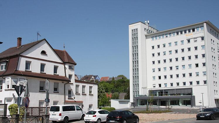 Aus der ehemaligen Hühnlein-Villa (links im Bild) soll eine seniorengerechte Wohnanlage werden. Rechts auf dem Foto ist das renovierte Baur-Hochhaus zu sehen.Stephan Stöckell