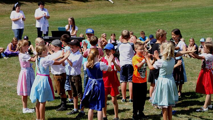 Die Klasse 3a bei ihrem Rundtanz "Leitl müaßts lustig sei".Günther Geiling