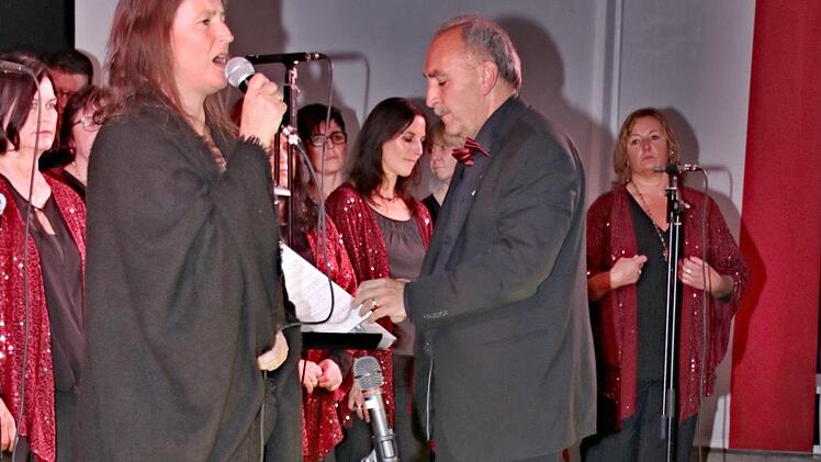 Beeindruckend und prima arrangiert das Medley "Jesus Christus Superstar" mit Diethelm Schorscher als Jesus und dahinter Anja Schmidt als Maria Magdalena. Foto: Helmut Will