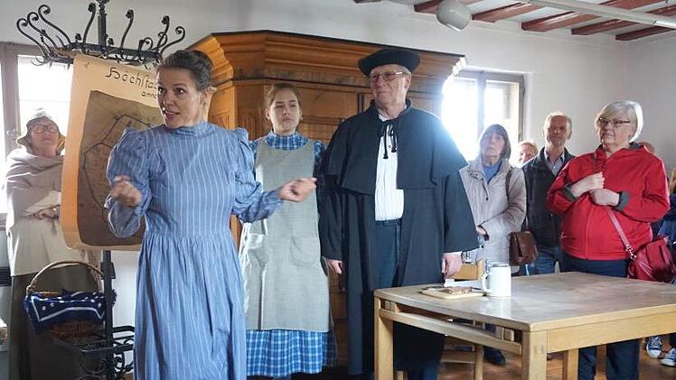 Die Familie des Türmers (von links: Birgitt Stach, Antonia Hubert, Günter Schulz) berichtet von den alten Stadtmauern, Auswanderungen nach Amerika und dem 30-jährigen Krieg.    Foto: Tina Meier
