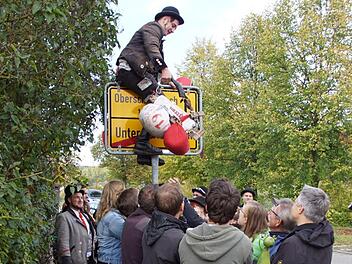 Erwartet von seiner Familie, unter dem Jubel vieler Umstehender, warf Moritz Spiegel seinen Wanderstab und sein Bündel über das Ortsschild und kam so wieder in seinem Heimatort an. Sabine Weinbeer