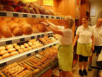 Elke (links) und Walter Emmert (rechts) schließen zum 31. Juli 2021 ihre Bäckerei in Hammelburg. Verkäuferin Susanne Meder (Mitte) ist schon seit 25 Jahren im Verkauf dabei.