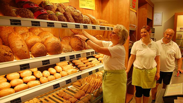 Elke (links) und Walter Emmert (rechts) schließen zum 31. Juli 2021 ihre Bäckerei in Hammelburg. Verkäuferin Susanne Meder (Mitte) ist schon seit 25 Jahren im Verkauf dabei.