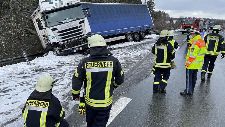 Lkw kommt auf A93 von Straße ab