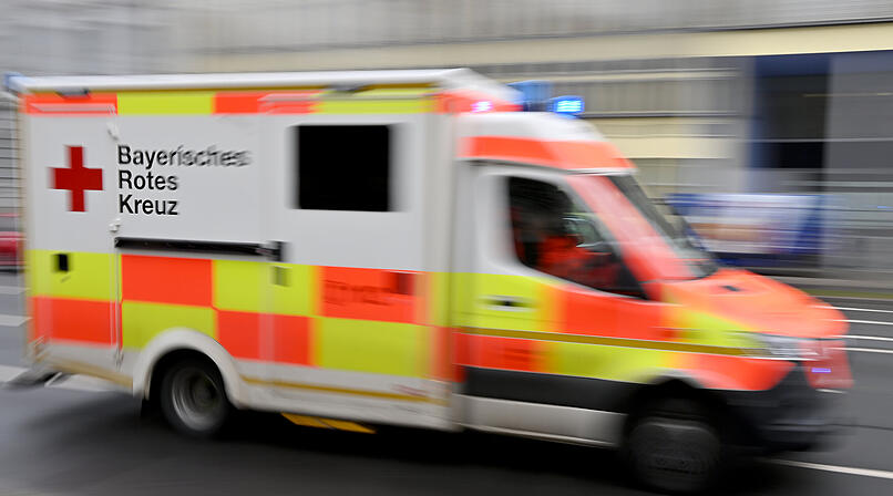 Fahrer (18) kommt auf Gegenfahrbahn - zwei Verletzte bei Kollision