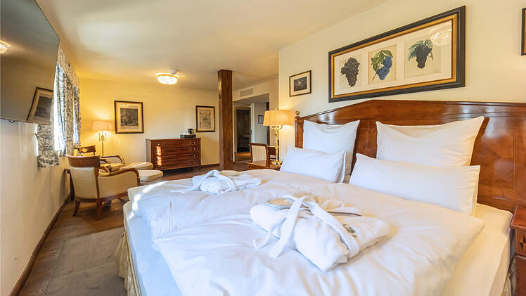 Die Comfort Zimmer im Schloss bieten durch extra breite Kingsize-Betten und klassisches Design eine Mischung aus Eleganz und Gemütlichkeit.