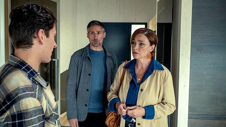 Nathalies Mann Martin (Stefan Gorski, links) und seine Eltern Georg (Benjamin Sadler) und Nelly (Aglaia Szyszkowitz) machen sich große Sorgen.