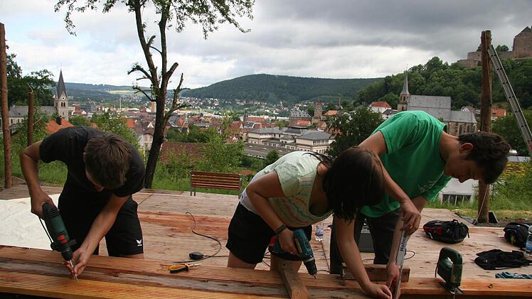 Jannik Wagner (17), Saskia Jatzke (16) und Paul Naser (17) schruaben die letzten Holzplanken fest.