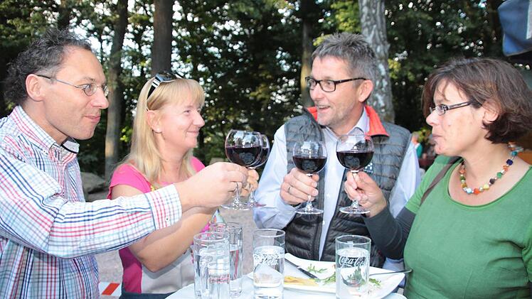 Anstoßen auf einen schönen Abend.