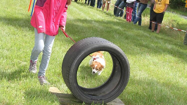 Xenia Kunze (11) war zufrieden, wie ihr Hund Benny die Aufgaben gemeistert hat.
