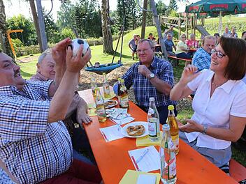 Alban Stadter (links) ist dran mit Reden. Er hat den Ball. Foto: Barbara Herbst