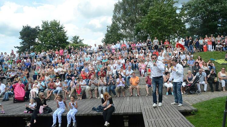 Die Zwillingsbrüder Kapfer & Kapfer heizten bei Kaiserwetter zusätzlich mit stimmungsvollen Schlagern ein und mischten sich dabei auch ins Publikum.