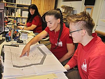 Die jungen Schreinerinnen, Azubi Svenja Hastedt und Gesellin Selina Lassmann (von rechts), besprechen im Büro der Firma einen Plan. Hinten Chefin Marianne Och. Foto: Helmut Will