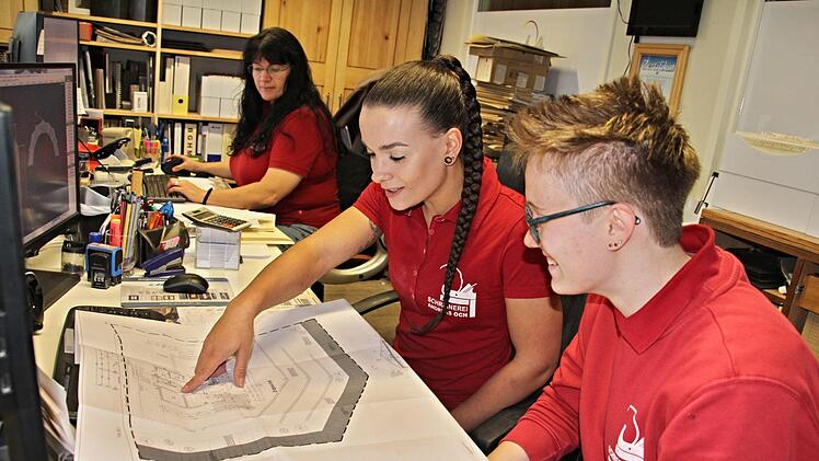Die jungen Schreinerinnen, Azubi Svenja Hastedt und Gesellin Selina Lassmann (von rechts), besprechen im Büro der Firma einen Plan. Hinten Chefin Marianne Och. Foto: Helmut Will